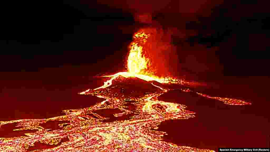 Éjszakai drónfelvétel a szeptember 19-én kitört Cumbre Vieja vulkánból ömlő lávafolyamról
