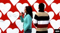 Iki juwan ýürek şekillerinde öz duýgularyny ýazyp beýan edýär. Türkiýe. 