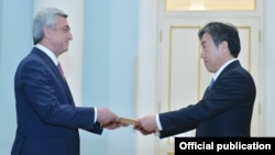 Armenia - Japanese Ambassador Eiji Taguchi hands his credentials to President Serzh Sarkisian, Yerevan, 3Jun2015.