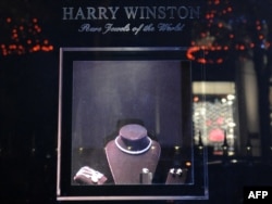 Париж, витрина ювелирного магазина компании Harry Winston, 2008 год