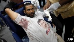 یکی از هواداران اخوان‌المسلمین و محمد مرسی که در درگیری‌های بامداد دوشنبه زخمی شده است.
