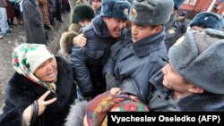 Ташиевдин тарапкерлери Биринчи май райондук сотунун алдында, 25-январь, 2013-жыл
