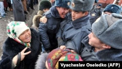 Камактагы депутаттардын тарапкерлеринин акциясынан бир көрүнүш. Бишкек, 25-январь, 2013.