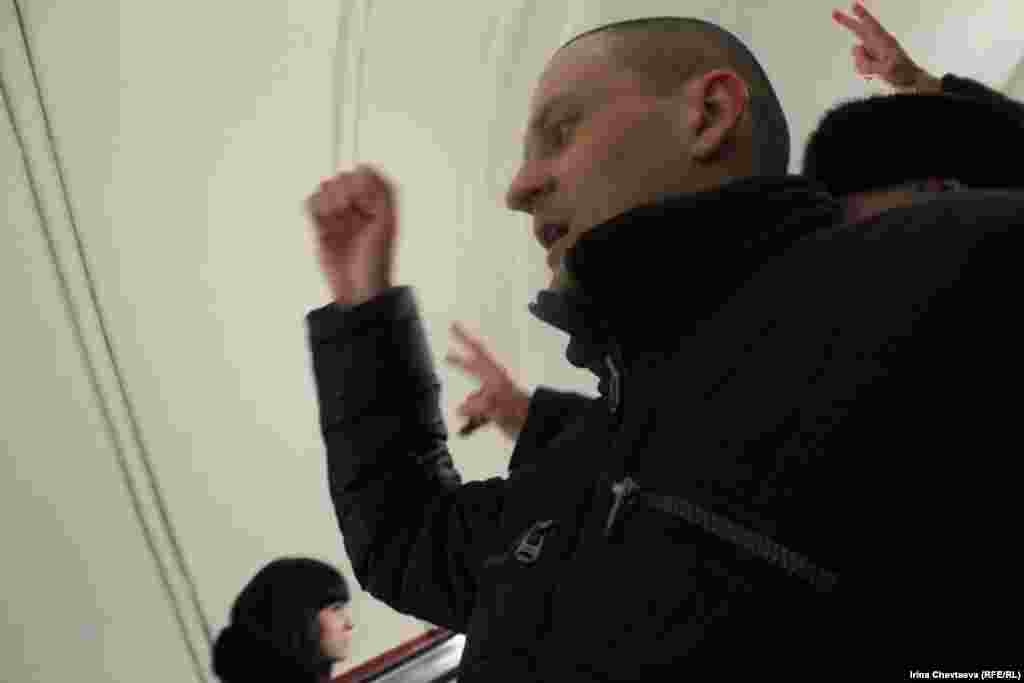 Сергей Удальцов после празднования масленицы беспрепятственно спустился в метро и там со своими сторонниками продолжил выкрикивать лозунги