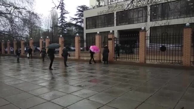 Олега Зубкова пришли поддержать под зданием суда больше ста человек (видео) Олега Зубкова пришли поддержать под зданием суда больше ста человек (видео)