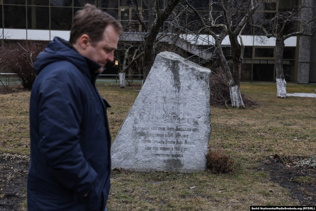 Меморіальний камінь на місці, де стояв знищений більшовиками Микільський собор у Києві