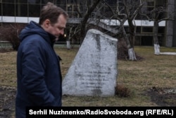 Меморіальний камінь на місці, де стояв знищений більшовиками Микільський собор у Києві