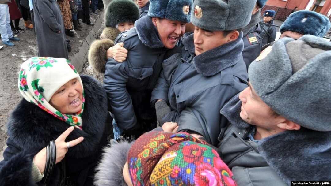 Камактагы депутаттардын тарапкерлеринин акциясынан бир көрүнүш. Бишкек, 25-январь, 2013.