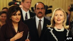 ABŞ-nyň Döwlet sekretary Hillari Klinton bilen Pakistanyň daşary işler ministri Hina Rabbani Khar Yslamabatda, 2011-nji ýylyň 21-nji oktýabry.