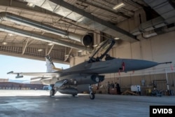 Истребитель F-16 в ангаре на авиабазе Холломан, 18 сентября 2019 года