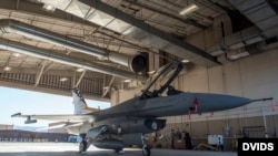 Истребитель F-16 в ангаре на авиабазе Холломан, США. 18 сентября 2019. Иллюстрационное фото