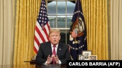 Președintele Donald Trump vorbind în alocuțiunea națională televiziată din Biroul Oval al Casei Albe, 9 ianuarie 2018
