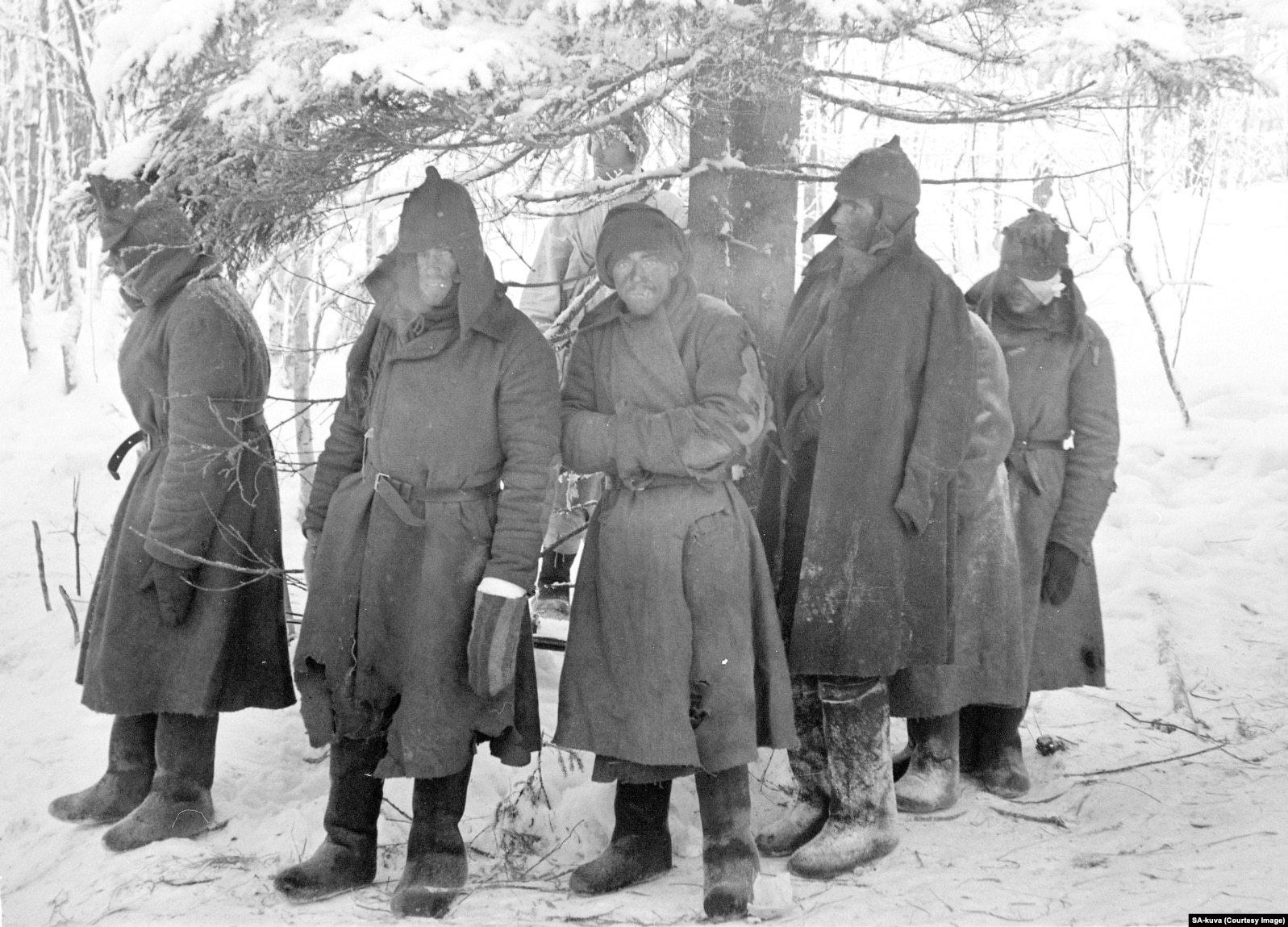 Поранені та змерзлі червоноармійці після захоплення у полон в лютому 1940 року