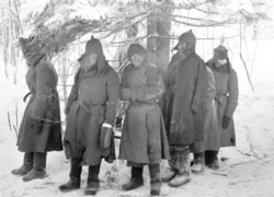 Раненые и замерзающие красноармейцы, захваченные финнами. Февраль 1940 года.