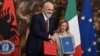 Kryeministri i Shqipërisë, Edi Rama, dhe ajo e Italisë, Giorgia Meloni, pas nënshkrimit të marrëveshjes për strehimin e emigrantëve. Romë, 6 nëntor 2023.
