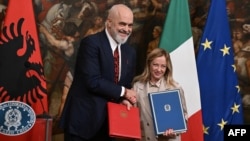 Talijanska premijerka Giorgia Meloni i albanski premijer Edi Rama nakon potpisivanja sporazuma o migracijama u Palazzo Chigi u Rimu 6. novembra 2023.