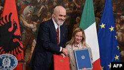 امضای توافق مهاجرتی بین جورجا مِلونی، نخست‌وزیر ایتالیا (سمت راست) با ادی راما، نخست‌وزیر آلبانی. دوشنبه ۱۵ آبان در رم