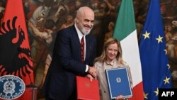 Giorgia Meloni i Edi Rama na pres-konferenciji nakon potpisivanju sporazuma o migracijama u Palazzo Chigi u Rimu, 6. novembra 2023.