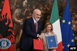 Giorgia Meloni i Edi Rama na pres-konferenciji nakon potpisivanju sporazuma o migracijama u Palazzo Chigi u Rimu, 6. novembra 2023.