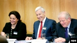 Тим Осборн (справа) – глава GML, представлявшей интересы бывших акционеров ЮКОСа в третейском суде в Гааге