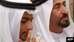 خالد بن سلطان القاسمی (چپ) در کنار پدرش شیخ سلطان القاسمی، ۲۰۰۳