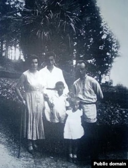 Abdulla Lâtif-zade ailesi ve dostu ile