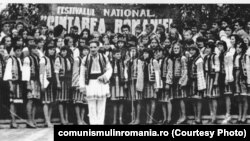 Corul Căminului cultural Hangu, dirijor Teoctist Galinescu, Cântarea României, 1979 – fotografie din colecția Fundației Culturale „Gavriil Galinescu”. Sursa: comunismulinromania.ro (MNIR)