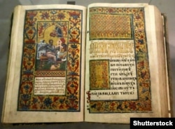 Пересопницьке Євангеліє має 482 пергаментних аркушів, у палітурці розміром 380 x 240 мм. Вага – 9 кілограмів 300 грамів
