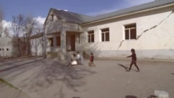 Школа, построенная на деньги Всемирного банка, разваливается на глазах