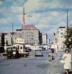 "Чекпойнт Чарли" со стороны Западного Берлина, лето 1968 года.