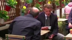 Емманюель Макрон п'є каву на терасі у день відкриття у Франції кафе, музеїв і крамниць (відео)