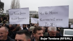 Protestuesit mbajnë pankarta me mbishkrimet "Kur mungon dialogu, mungon demokracia" dhe "Mos na mohoni kontributin e viteve të '90-ta", gjatë protestës së SBASHK-ut në Prishtinë, 4 dhjetor.