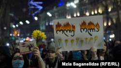 საპროტესტო ბანერი 8 მარტს გამართული "ქალთა მარშიდან" 