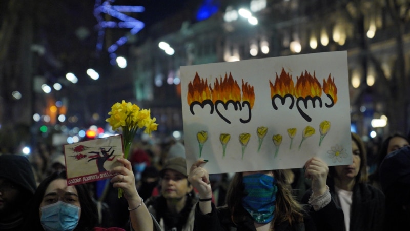 ბრაზი, ირონია და სასოწარკვეთა - 2025 წელი საპროტესტო ბანერებზე