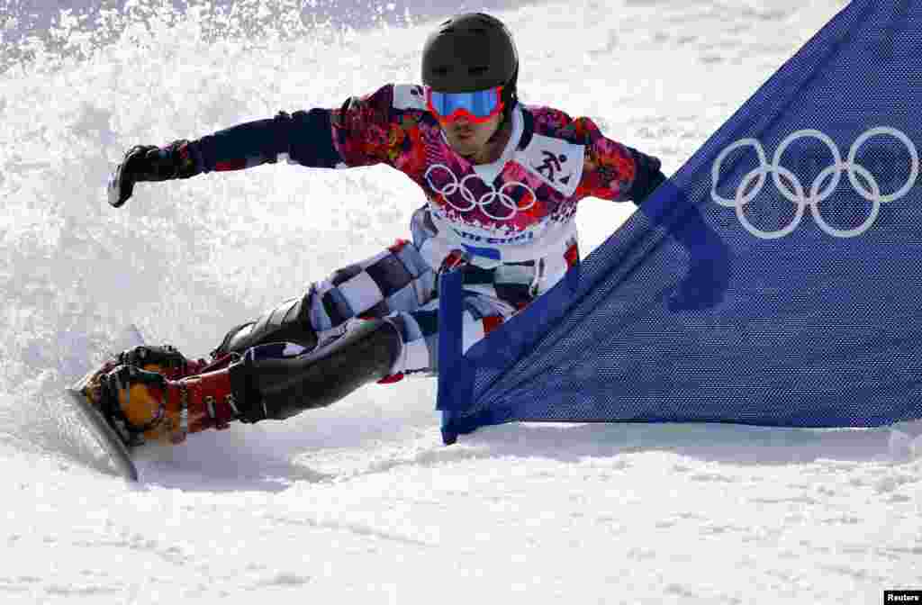 Russia&#39;s Vic Wild competes during his gold medal run during the men&#39;s snowboard parallel slalom final. (Reuters/Mike Blake)