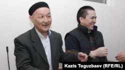 Кенжебек Абишев (слева) и Алмат Жумагулов в суде. Алматы, 10 сентября 2018 года. 