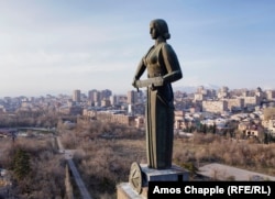 Пам’ятник «Матері-Вірменії», сфотографований у березні 2021 року. Арутюнян розповідав, що хоче, щоб «Мати-Вірменія» представляла «силу, героїзм і перемогу». Меч війни не піднімається назустріч загрозі, але тримається напоготові на випадок, якщо це буде потрібно