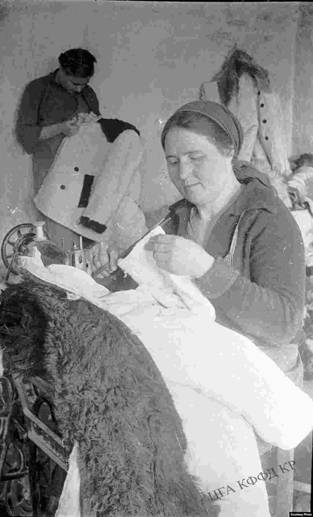 Артель &quot;Кара-Курат&quot;. Женщины шьют одежду для солдат. Фрунзе, 1941 год.&nbsp;&nbsp;