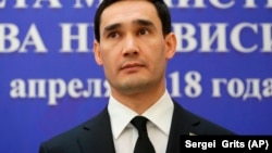 Менше ніж рік тому Бердимухаммедов призначив сина заступником міністра закордонних справ, тепер він має залишити цю посаду