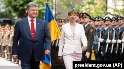 Керсті Кальюлайд (праворуч) із президентом України Петром Порошенком під час свого візиту до Києва, травень 2018 року