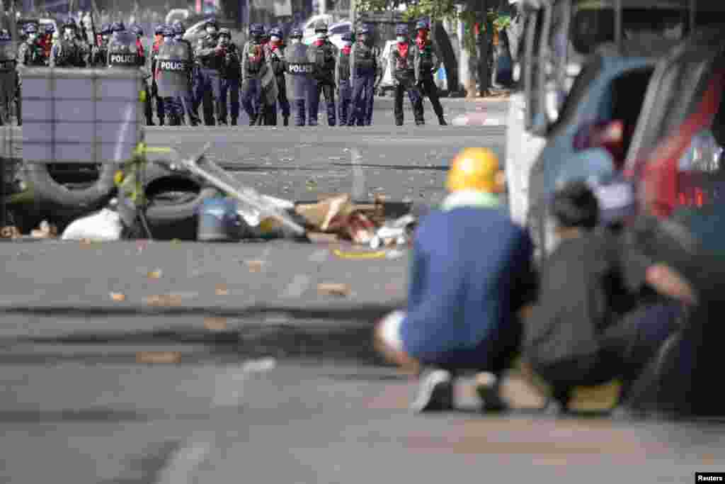 Демонстранты прячутся за баррикадами и транспортными средствами, ожидая наступления силовиков в Янгоне,&nbsp;1 марта 2021