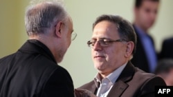 Представитель Ирана в МАГАТЭ Али Акбар Салехи (слева) и глава Центрального банка Валиолах Сейф
