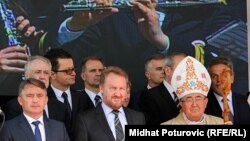 U prvom redu (slijeva nadesno): Željko Komšić, Bakir Izetbegović i kardinal Vinko Puljić, Sarajevo, fotoarhiv