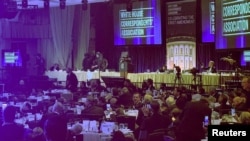 Pripadnici Tajne službe izvode američkog predsjednika Donalda Trumpa, prvu damu Melaniju Trump i ostale goste iz sale hotela Hilton nakon pucnjave, Washington, 25. aprila 2026.