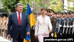 Президент України Петро Порошенко (ліворуч) зустрівся з президентом Естонії Керсті Кальюлайд у Києві