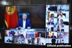 Від школярів до державних керівників – групові зустрічі перейшли в онлайн. Дистанційне засідання уряду Киргизстану, серпень 2020 року