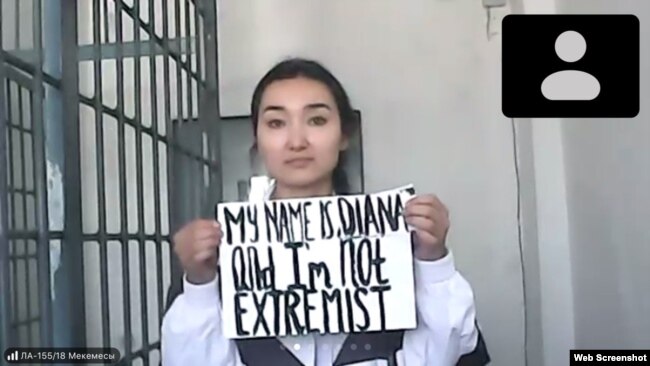 Активистка Диана Баймагамбетова, находящаяся под стражей в СИЗО, с плакатом на английском языке «I am not extremist» («Я не экстремист»). Алматы, 28 сентября 2021 года