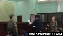 Бывший министр национальной экономики Казахстана Куандык Бишимбаев (стоит спиной в центре) выступает с последним словом в суде, где его обвиняют в коррупции. Астана, 2 марта 2018 года.