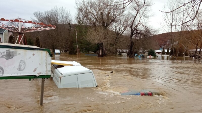 Reshjet mbyllin qarkullimin në disa pjesë të Kosovës