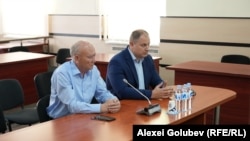 Anatolie Prohnițchi (stânga), liderul Partidului Verde Ecologist, și Ștefan Gligor, președintele Partidului Schimbării - membrii Blocului Împreună, la ședința CEC din 8 august.